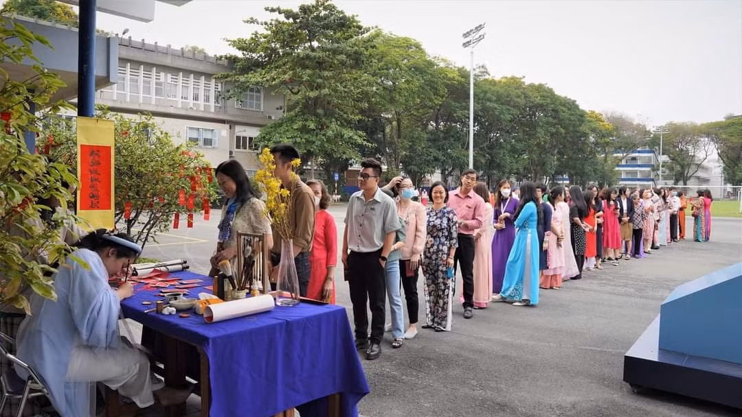 Sinh viên, giảng viên... trường ĐH Bách khoa xếp hàng xin chữ đầu Xuân. (Ảnh: ĐHBK)