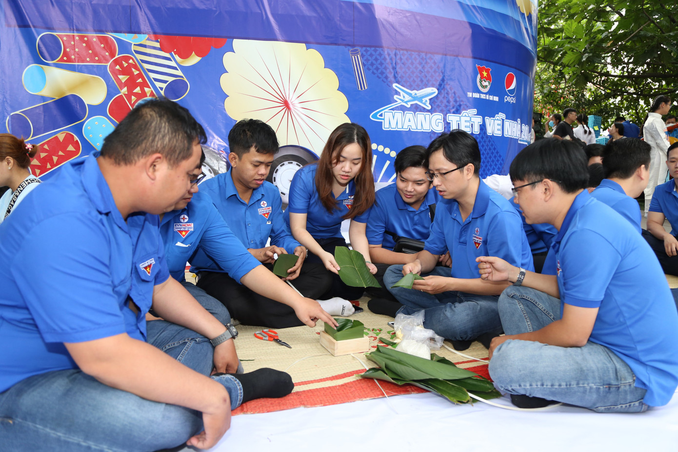 Các bạn đoàn viên, thanh niên cùng tham gia gói bánh chưng để tặng người lao động có hoàn cảnh khó khăn trong chương trình "Mang Tết về nhà" năm 2023. Các bạn đoàn viên, thanh niên cùng tham gia gói bánh chưng để tặng người lao động có hoàn cảnh khó khăn trong chương trình "Mang Tết về nhà" năm 2023.