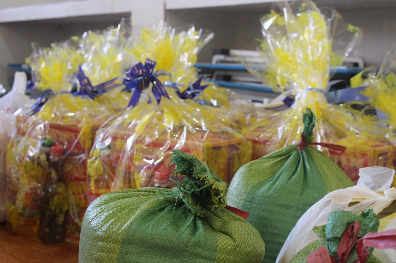 Những phần quà ý nghĩa sắp được trao tặng các em nhỏ và các hộ gia đình tại địa phương.