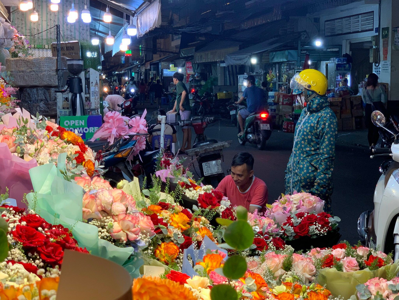 Một số tiểu thương của chợ cho biết, năm nay, hoa nội địa được mọi người ưa chuộng.