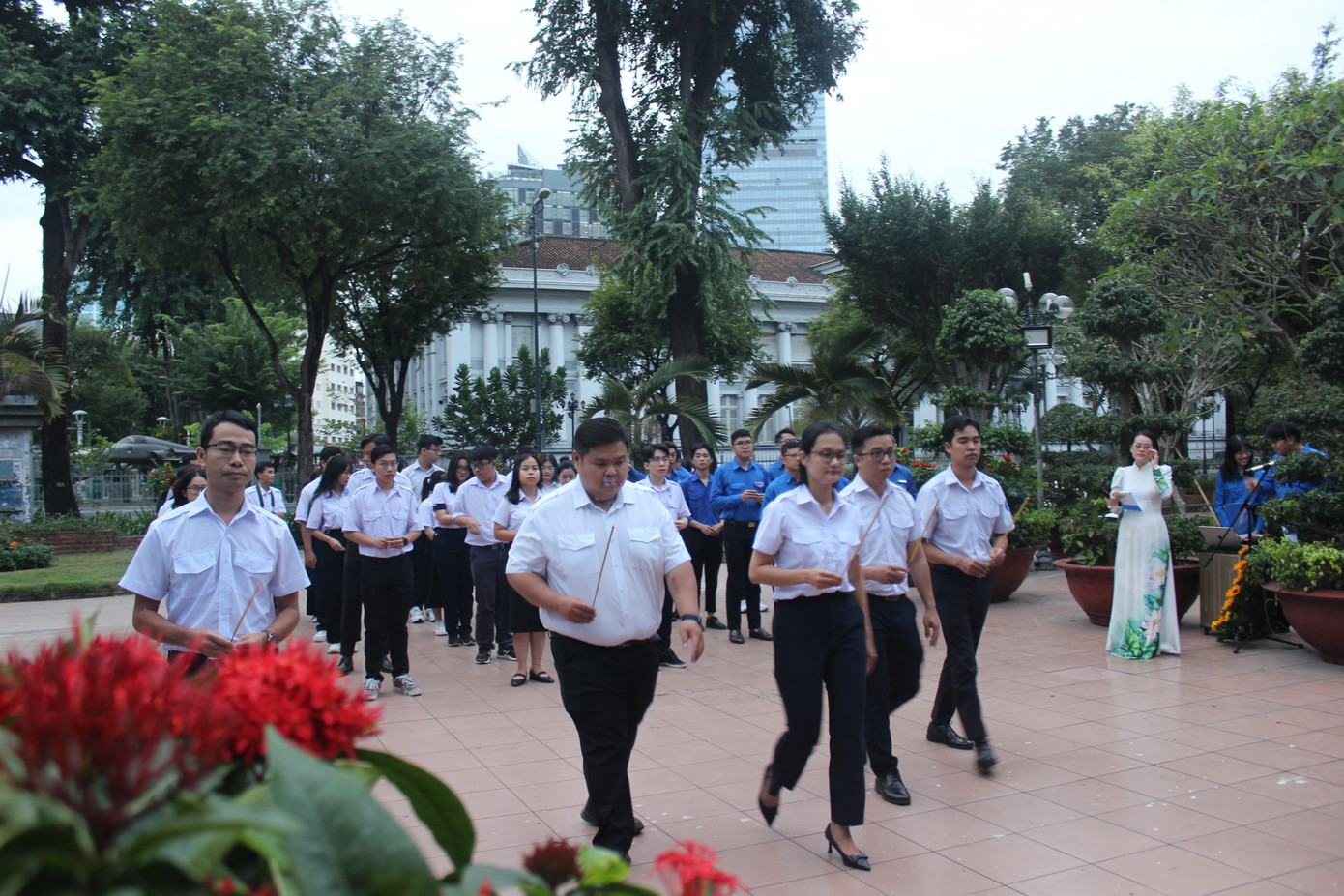 Các đại biểu Thành Đoàn TPHCM dâng hương trước tượng đài liệt sĩ Anh hùng Lực lượng vũ trang Trần Văn Ơn.