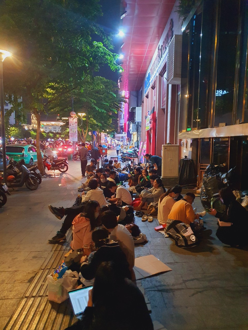 Tối ngày 24/2 và tối 25/2, rất nhiều bạn trẻ &quot;cắm trại qua đêm&quot; tại phố đi bộ Nguyễn Huệ (Q.1) để giữ suất cho mình.