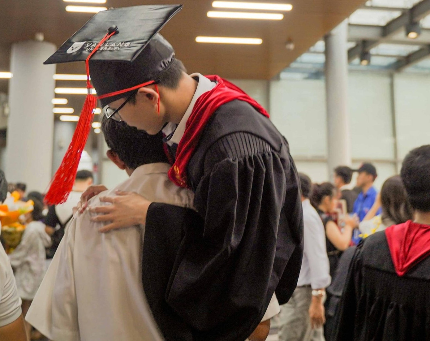 Bố luôn là "đôi chân" hỗ trợ Duy trong suốt 4 năm trên giảng đường. Bố luôn là "đôi chân" hỗ trợ Duy trong suốt 4 năm trên giảng đường.