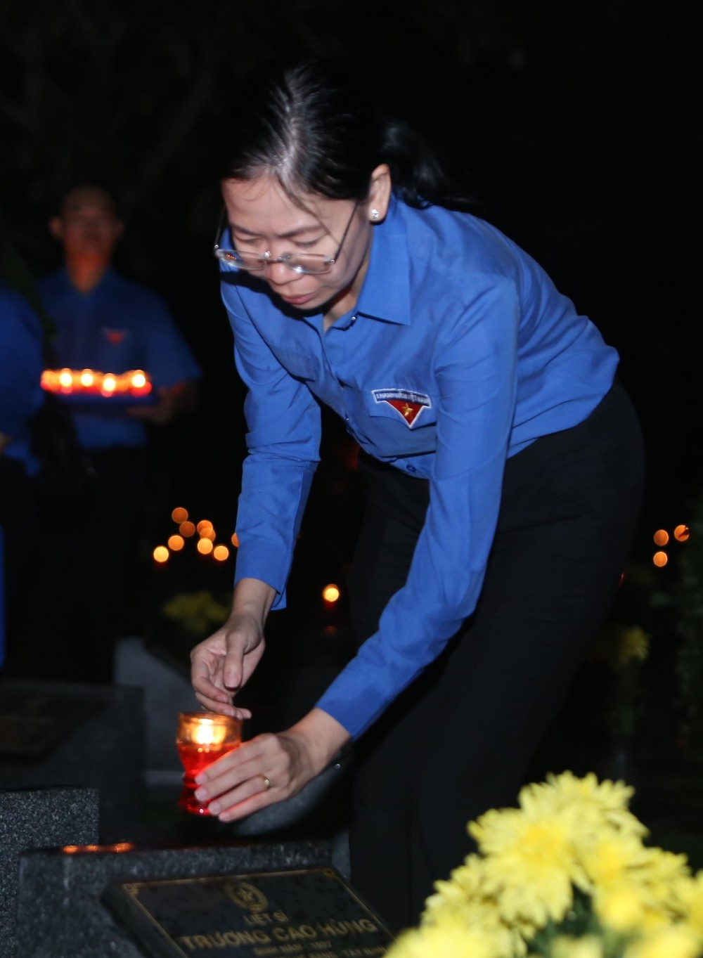 Bí thư Thành Đoàn TP. HCM Phan Thị Thanh Phương thắp nến tri ân các Anh hùng liệt sĩ.