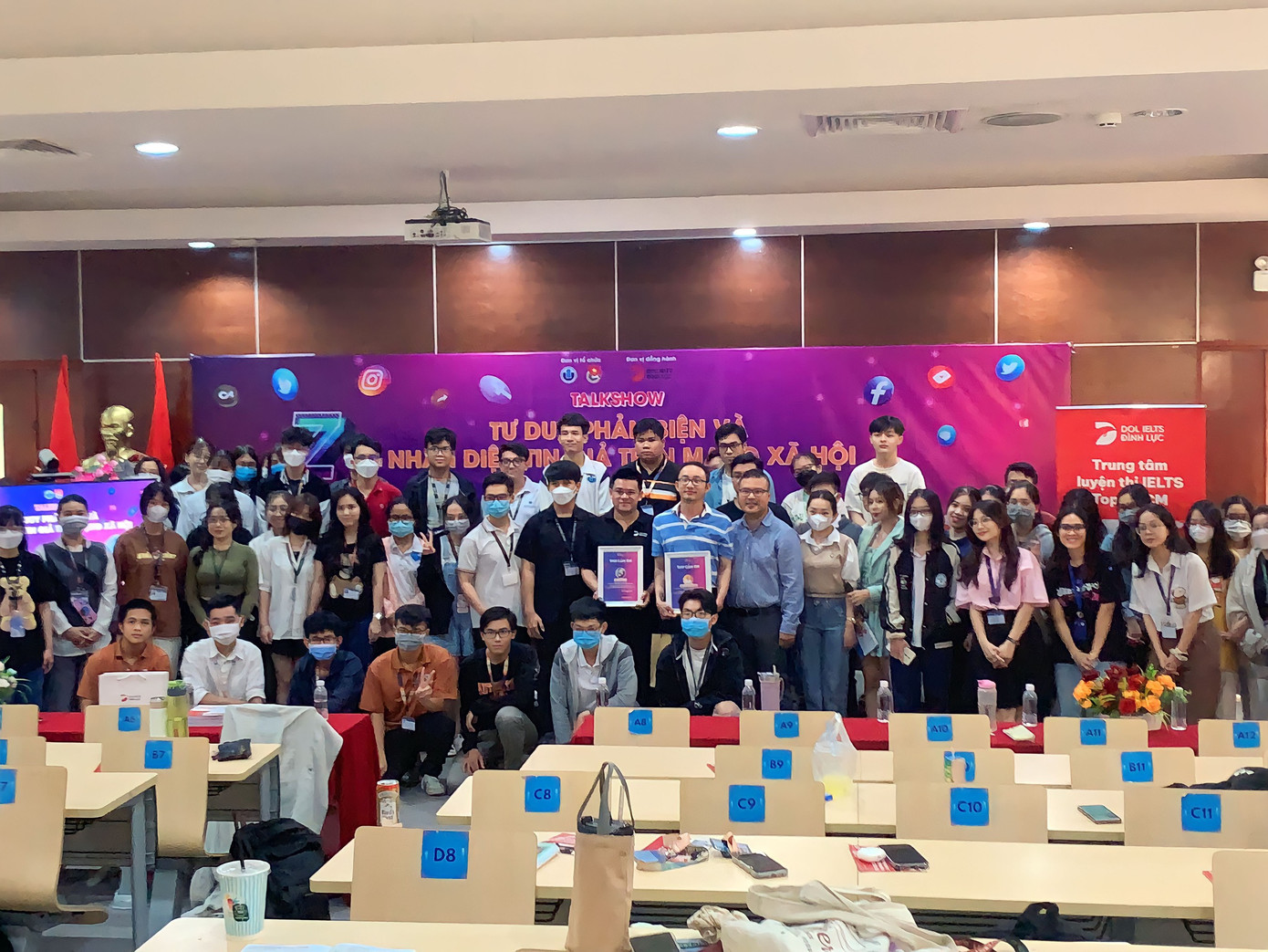 Các bạn sinh viên cùng chụp hình cùng diễn giả tại chương trình. Các bạn sinh viên cùng chụp hình cùng diễn giả tại chương trình.