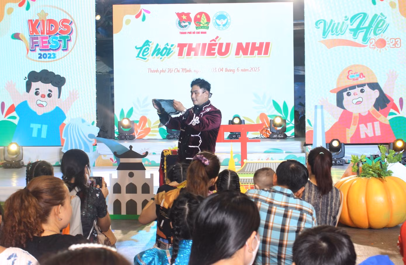 Những màn trình diễn ảo thuật hấp dẫn các em thiếu nhi. Những màn trình diễn ảo thuật hấp dẫn các em thiếu nhi.