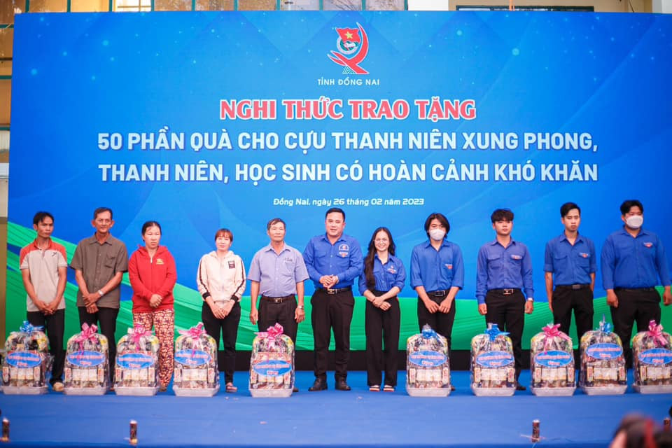 Chương trình còn trao tặng nhiều phần quà cho người dân và đoàn viên có hoàn cảnh khó khăn.