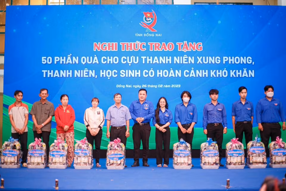 Chương trình còn trao tặng nhiều phần quà cho người dân và đoàn viên có hoàn cảnh khó khăn.
