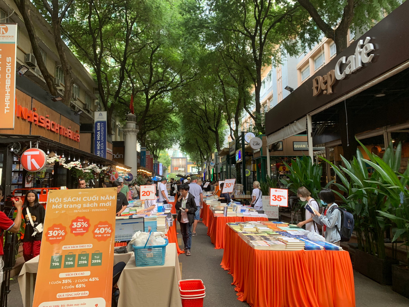 Nhiều bạn trẻ đi mua sách ngay ngày đầu Hội chợ sách khai trương.