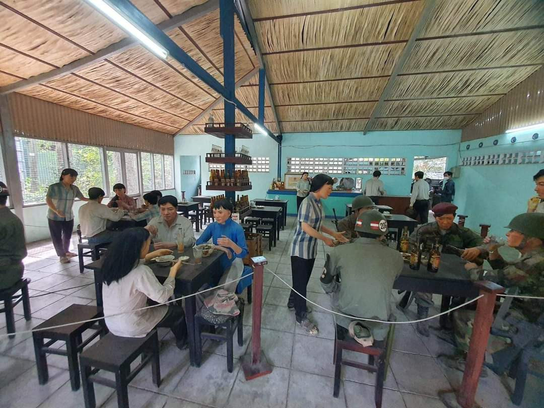 Phòng trưng bày hiện vật của di tích Quán Nhan Hương.