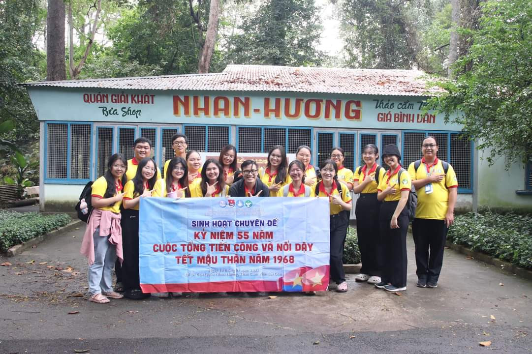 Các bạn sinh viên trường ĐH Y Dược TP. HCM tham quan di tích "Quán Nhan Hương".