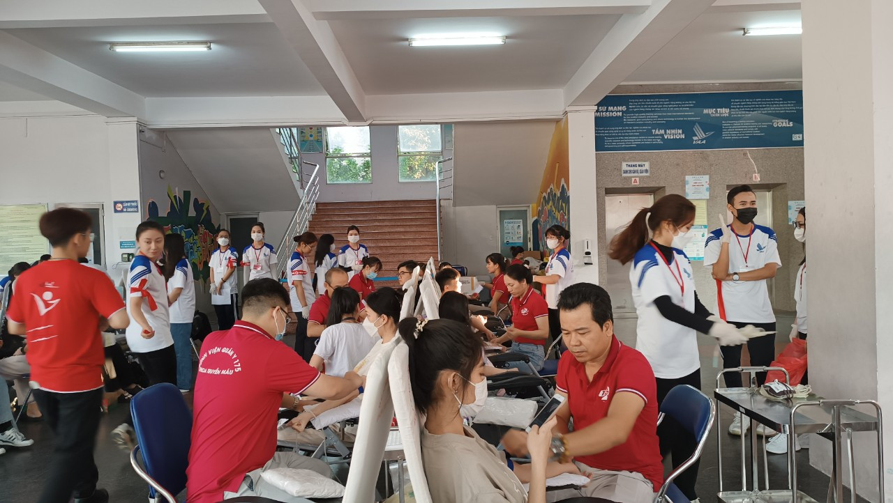 Rất đông các bạn sinh viên tham gia hiến máu tại Ngày hội.