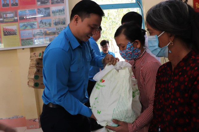 Thành Đoàn - Hội LHTN TP. HCM phối hợp cùng T.Ư Hội LHTN Việt Nam tổ chức chương trình 'Tháng Ba biên giới' tại huyện Giang Thành, tỉnh Kiên Giang. Tại chương trình, Thành Đoàn - Hội LHTN TP. HCM đã trao tặng 60 phần quà và 20 xe đạp tổng giá trị 100 triệu cho các em thiếu nhi có hoàn cảnh khó khăn trên địa bàn huyện. (Ảnh: TLTĐ)