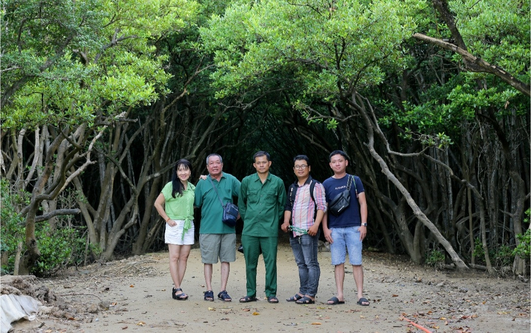 Lộc kiên trì theo định hướng ban đầu của mình trong nghề du lịch. Lộc kiên trì theo định hướng ban đầu của mình trong nghề du lịch.