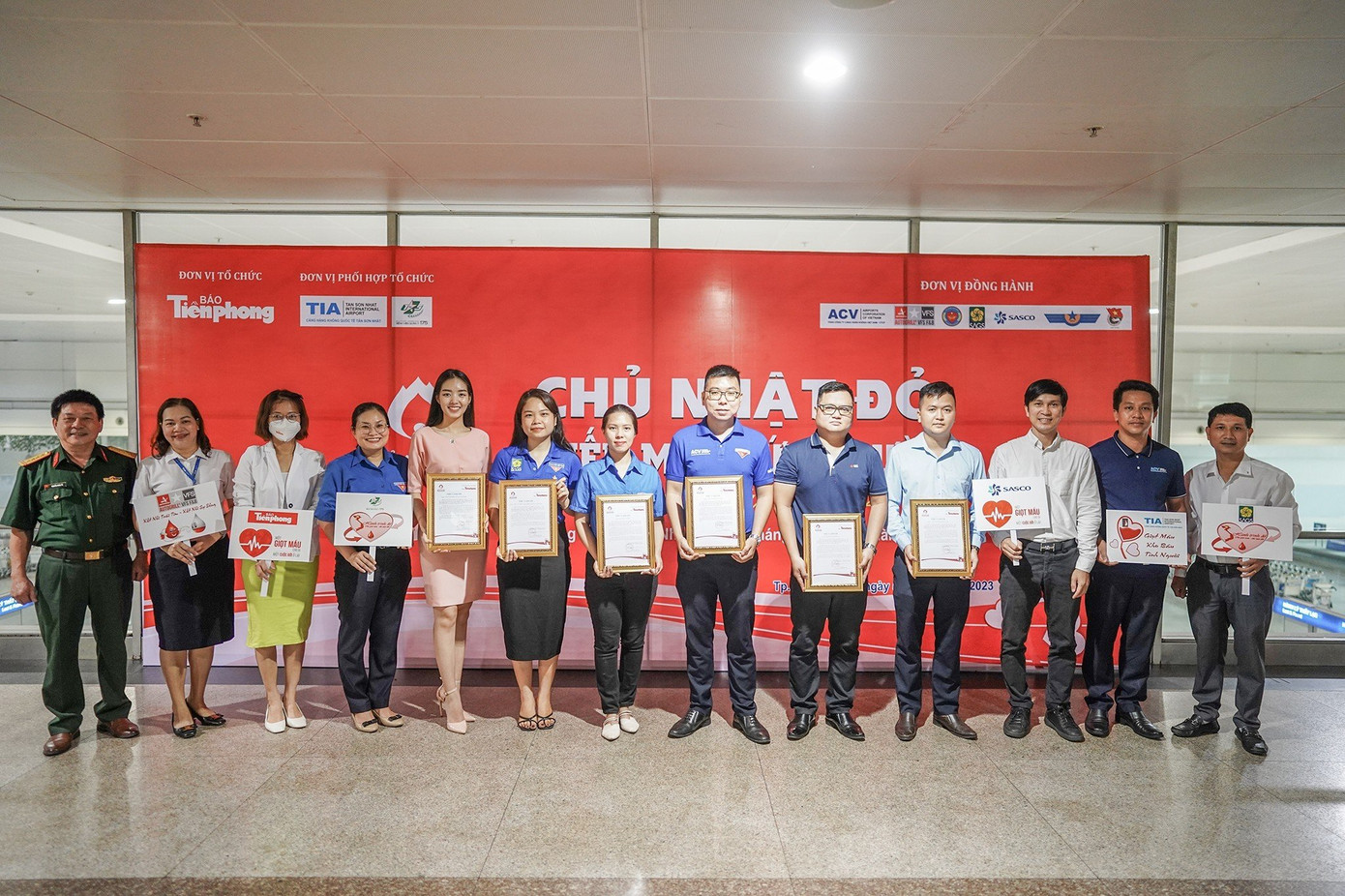 Nhà báo Trần Ngọc Lâm - Phó Trưởng Cơ quan đại diện báo Tiền Phong tại TP. HCM (thứ ba từ phải sáng) trao thư cảm ơn đến các đơn vị đồng hành. (Ảnh: Phạm Nguyễn)