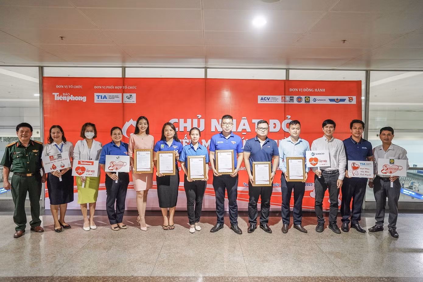 Nhà báo Trần Ngọc Lâm - Phó Trưởng Cơ quan đại diện báo Tiền Phong tại TP. HCM (thứ ba từ phải sáng) trao thư cảm ơn đến các đơn vị đồng hành. (Ảnh: Phạm Nguyễn)
