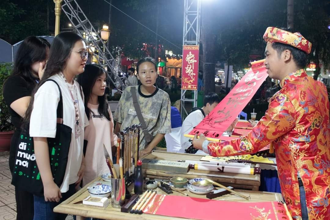 Sinh viên trải nghiệm tại Tuần lễ Học sinh - Sinh viên tỉnh Đồng Nai 2023.