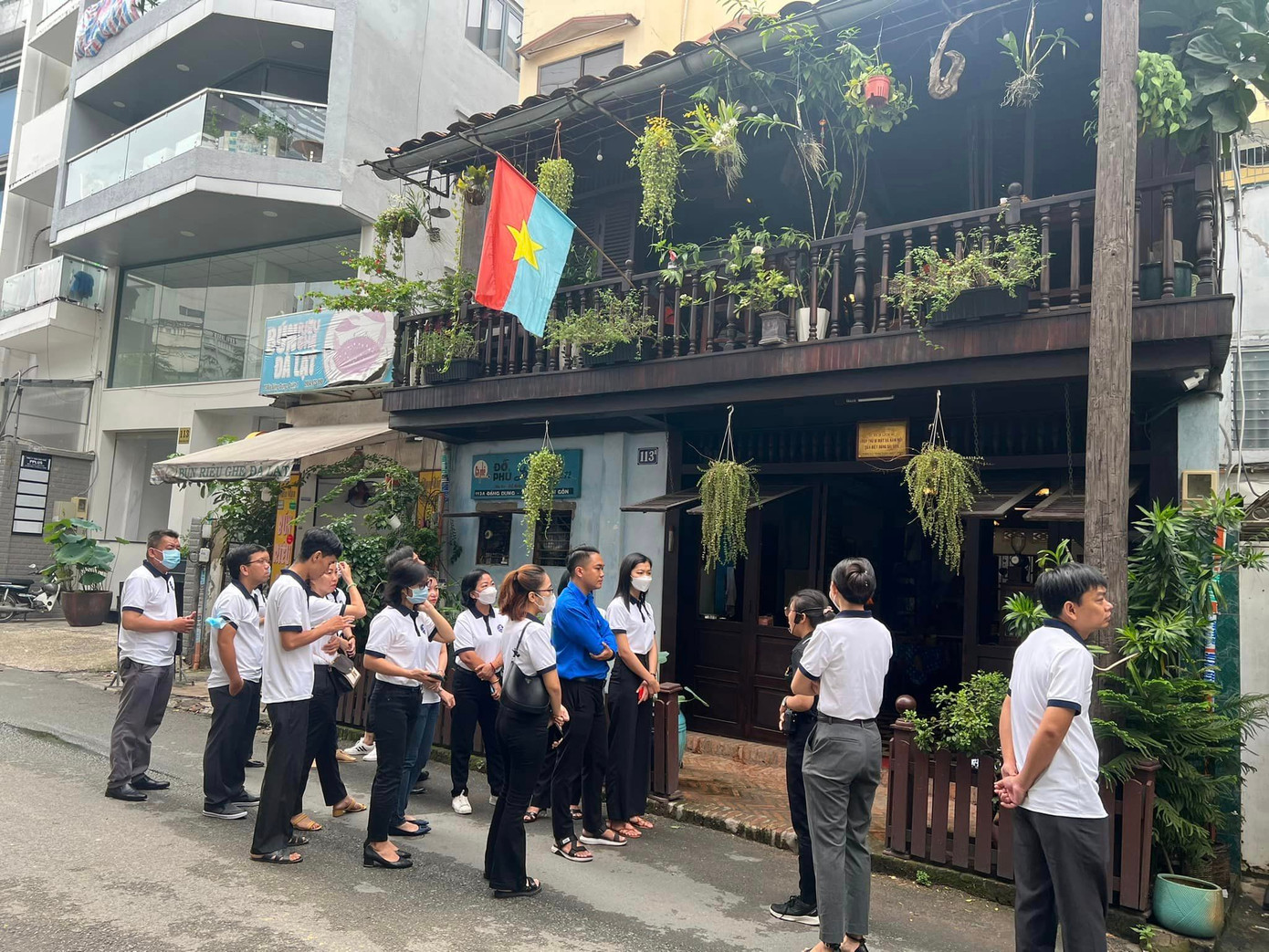 Ngày càng có nhiều bạn trẻ tham gia các tour tìm về "địa chỉ đỏ". (Ảnh: Cà phê Biệt động)