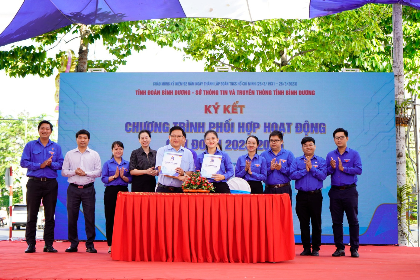 Lãnh đạo Sở Thông tin và Truyền thông và Thường trực Tỉnh Đoàn Bình Dương thực hiện nghi thức ký kết Chương trình phối hợp hoạt động. (Ảnh: Tỉnh Đoàn Bình Dương) Lãnh đạo Sở Thông tin và Truyền thông và Thường trực Tỉnh Đoàn Bình Dương thực hiện nghi thức ký kết Chương trình phối hợp hoạt động. (Ảnh: Tỉnh Đoàn Bình Dương)