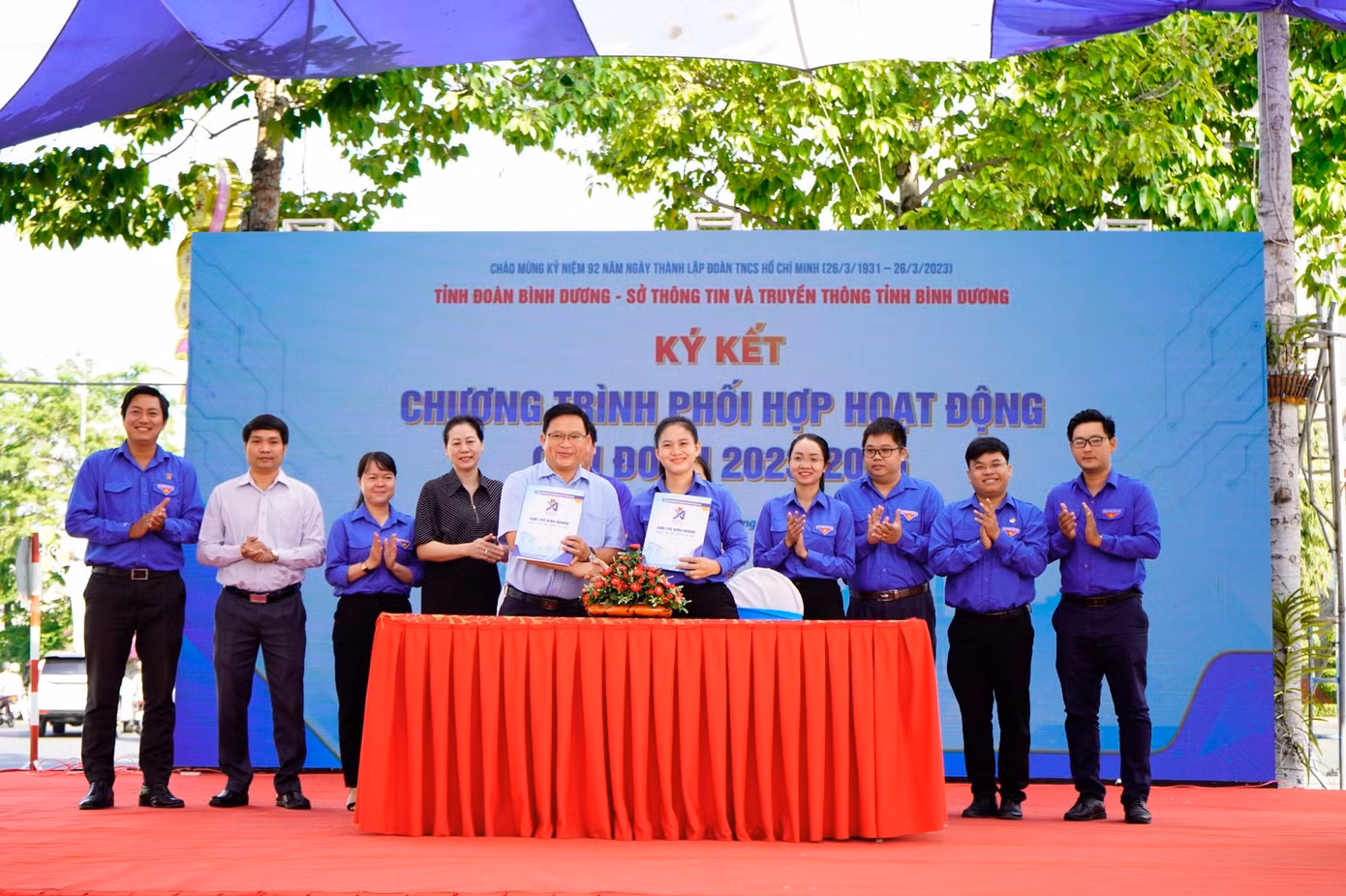 Lãnh đạo Sở Thông tin và Truyền thông và Thường trực Tỉnh Đoàn Bình Dương thực hiện nghi thức ký kết Chương trình phối hợp hoạt động. (Ảnh: Tỉnh Đoàn Bình Dương)
