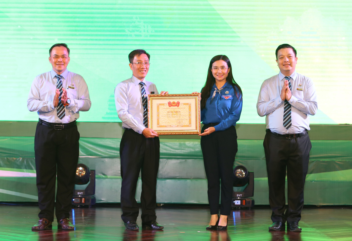 Bí thư T.Ư Đoàn, Chủ tịch Hội đồng Đội T.Ư Nguyễn Phạm Duy Trang trao Bằng khen của T. Ư Đoàn cho Ban Giám hiệu Trường Đoàn Lý Tự Trọng. (Ảnh: Ngô Tùng)