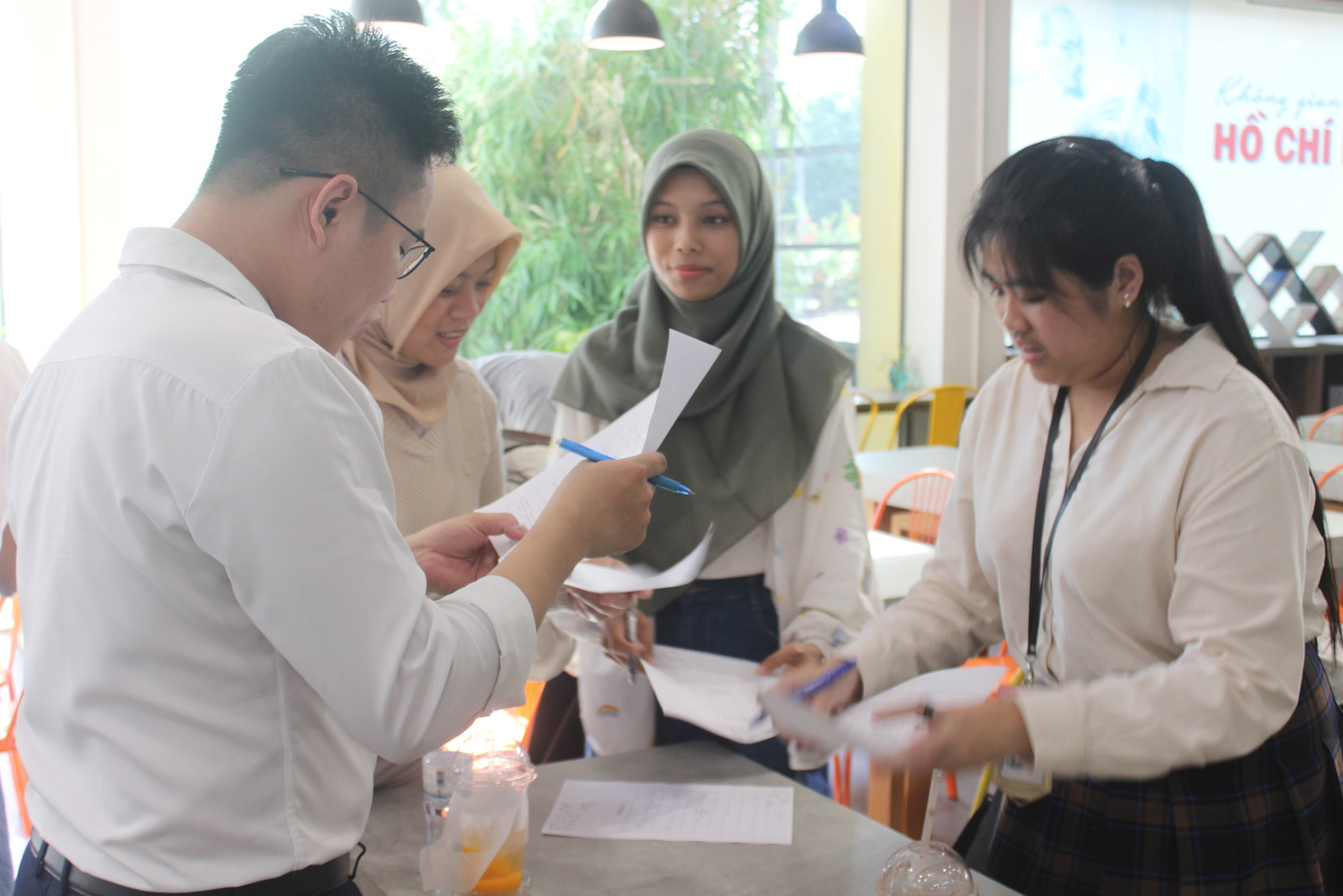 Các đại biểu thảo luận tại tọa đàm “Vai trò của thanh niên ASEAN - Nhật Bản trong việc thúc đẩy thực hiện các mục tiêu phát triển bền vững&quot;, tại Nhà Văn hóa Thanh niên TP. HCM, chiều ngày 12/12.