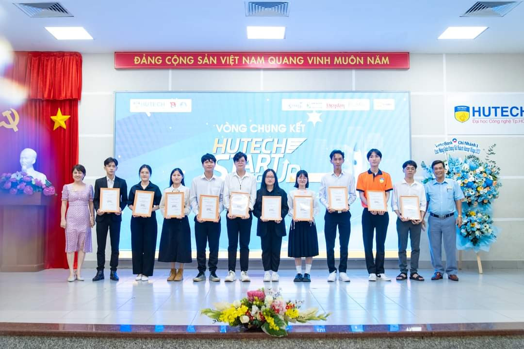 Ban Tổ chức cuộc thi cũng vinh danh các đội đoạt giải. Ban Tổ chức cuộc thi cũng vinh danh các đội đoạt giải.