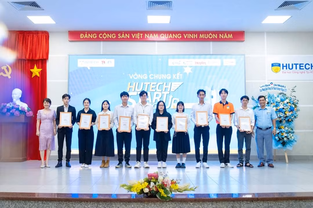 Ban Tổ chức cuộc thi cũng vinh danh các đội đoạt giải. Ban Tổ chức cuộc thi cũng vinh danh các đội đoạt giải.