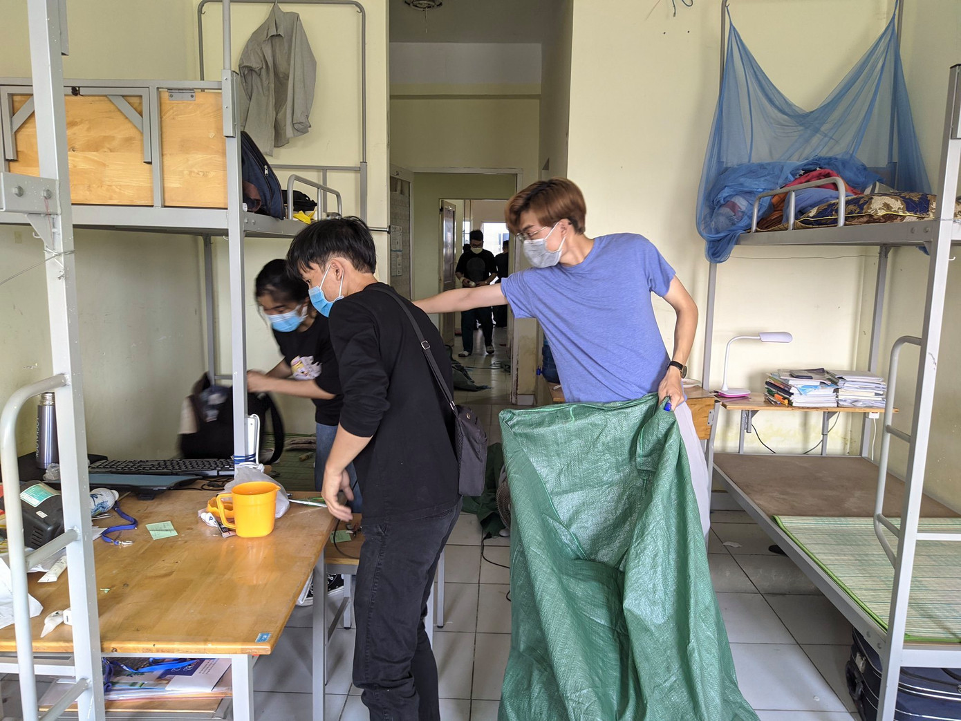 Lý Tuấn Anh (phải) luôn năng nổ tham gia các công tác sinh viên tại môi trường học tập và công tác. Lý Tuấn Anh (phải) luôn năng nổ tham gia các công tác sinh viên tại môi trường học tập và công tác.