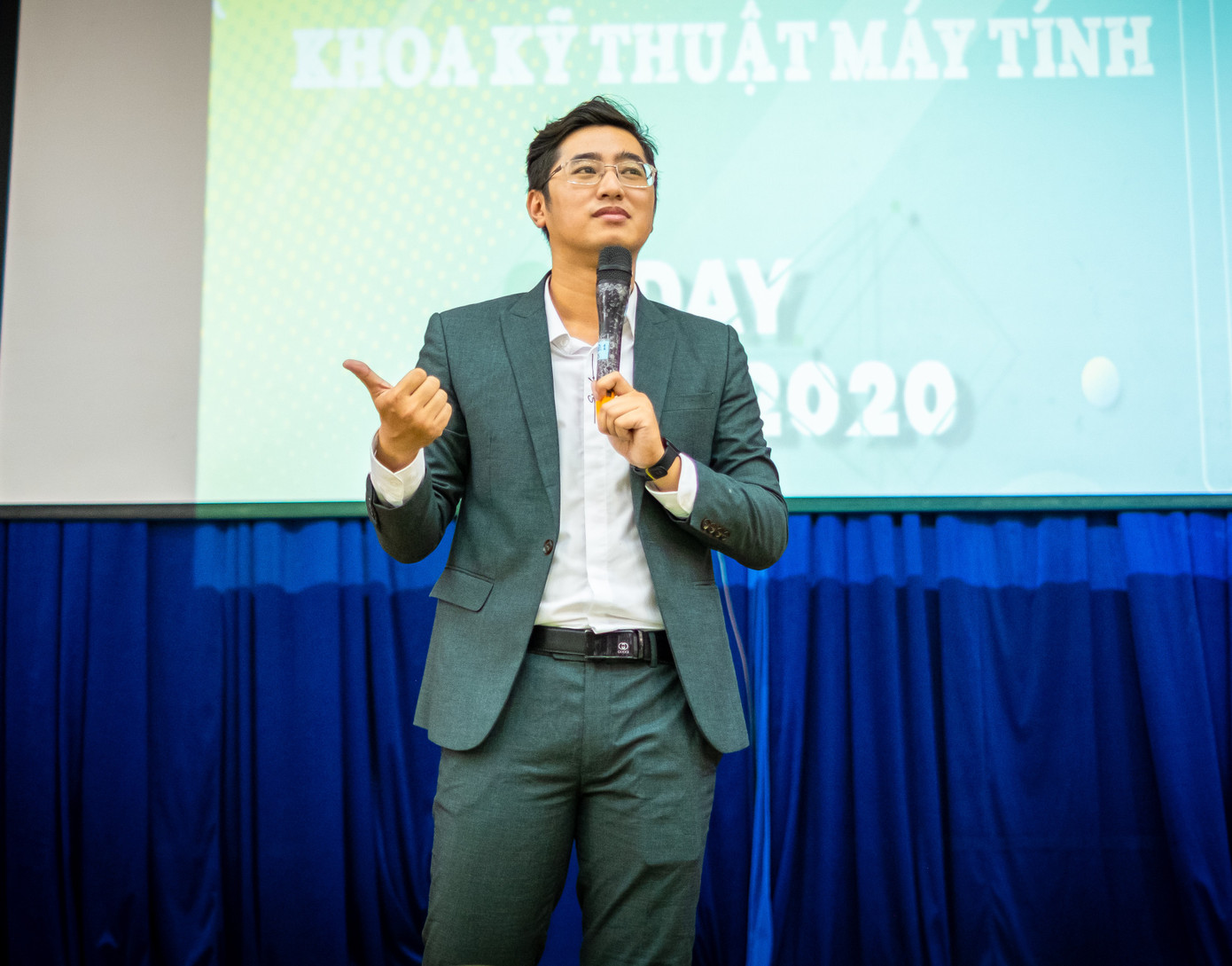 Thầy giáo Trần Hoàng Lộc luôn tìm tòi đổi mới cách dạy nhằm thu hút sinh viên. Ảnh: NVCC