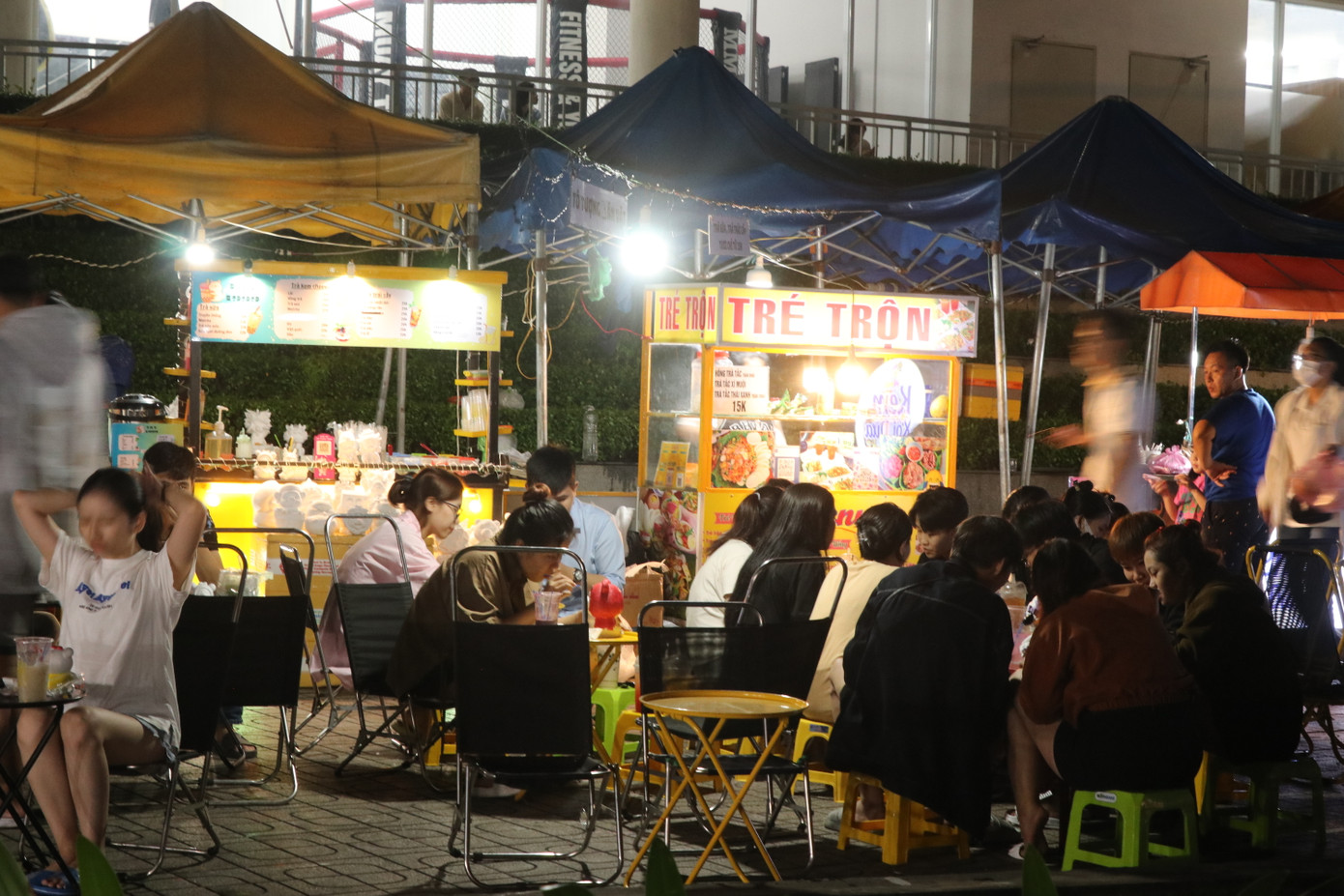 Bạn trẻ ăn uống, trò chuyện ở nhiều hàng ăn vặt. (Ảnh: Lan Huỳnh).