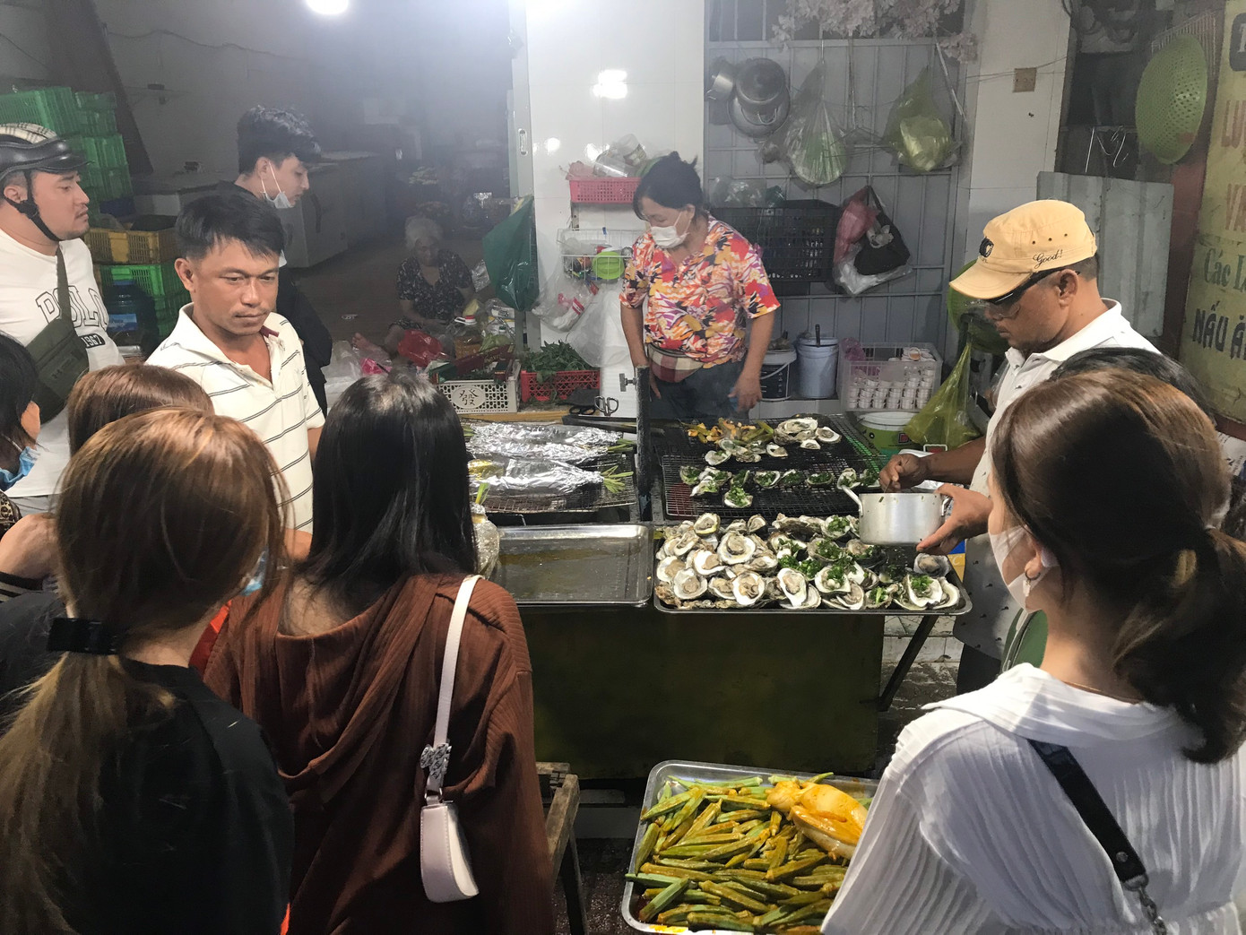 Thời điểm lý tưởng để các bạn trẻ tham quan hải sản Xóm Lưới và ghé quán thưởng thức các món hải sản hấp dẫn là tầm khoảng 18h - 19h. Lúc này, du khách đến chợ đông đúc, tấp nập mang đến không khí nhộn nhịp. Hải sản mới được đưa đến chợ nên cũng tươi ngon hơn. Thời điểm lý tưởng để các bạn trẻ tham quan hải sản Xóm Lưới và ghé quán thưởng thức các món hải sản hấp dẫn là tầm khoảng 18h - 19h. Lúc này, du khách đến chợ đông đúc, tấp nập mang đến không khí nhộn nhịp. Hải sản mới được đưa đến chợ nên cũng tươi ngon hơn.