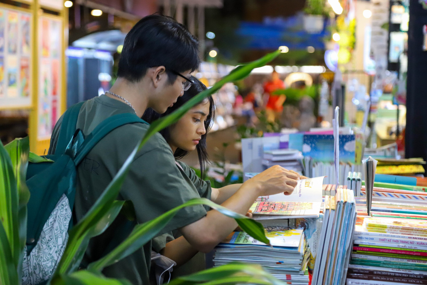 Vì bạn gái có sở thích đọc sách, nên dịp Lễ Tình nhân này, Hiệp đã cùng bạn gái đến Đường sách Nguyễn Văn Bình (quận 1) để tham quan và tìm sách để mua.