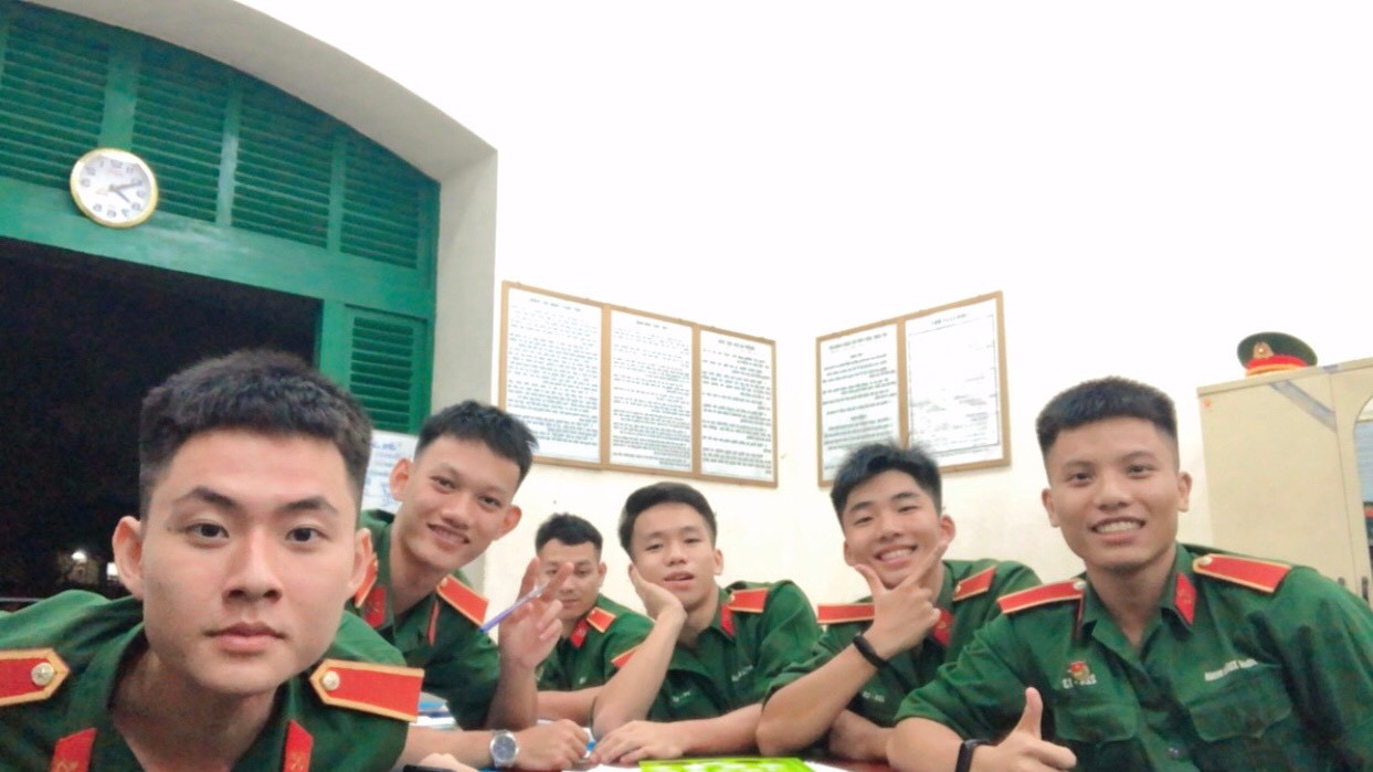 Ngân (thứ hai, từ phải sang) cùng đồng đội trong giờ giải lao sau những tiết học căng thẳng. Ngân (thứ hai, từ phải sang) cùng đồng đội trong giờ giải lao sau những tiết học căng thẳng.