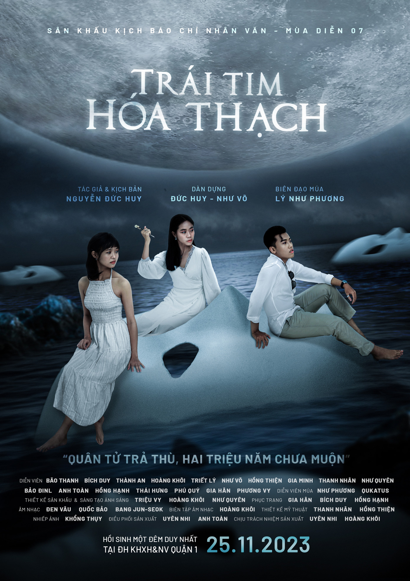 Poster vở diễn 'Trái tim hóa thạch' đang thu hút sự quan tâm của nhiều bạn sinh viên.