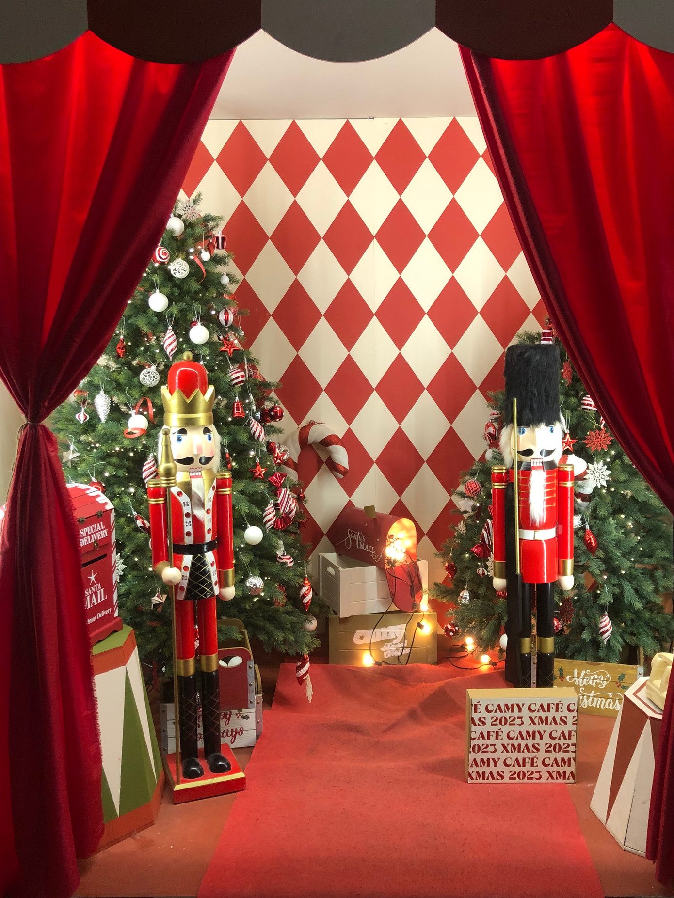 Quán còn có góc chụp ảnh riêng tương tự trong studio để phục vụ nhu cầu của khách. Quán còn có góc chụp ảnh riêng tương tự trong studio để phục vụ nhu cầu của khách.