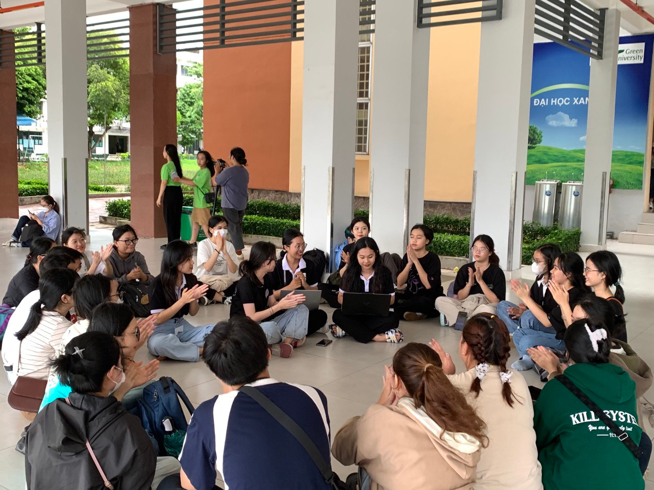 Buổi họp với các thành viên chuẩn bị cho chương trình “Em mơ” sắp tới.