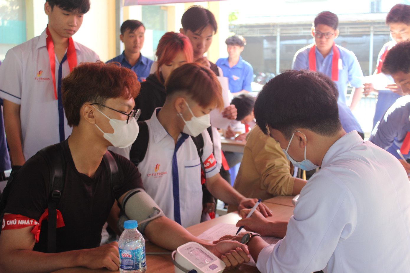 Ngay từ sáng sớm, hàng trăm sinh viên, giảng viên và cán bộ công nhân viên trường CĐ Lý Tự Trọng đã có mặt tại khu vực hiến máu để được kiểm tra sức khỏe, khám sàng lọc trước khi tham gia hiến máu.