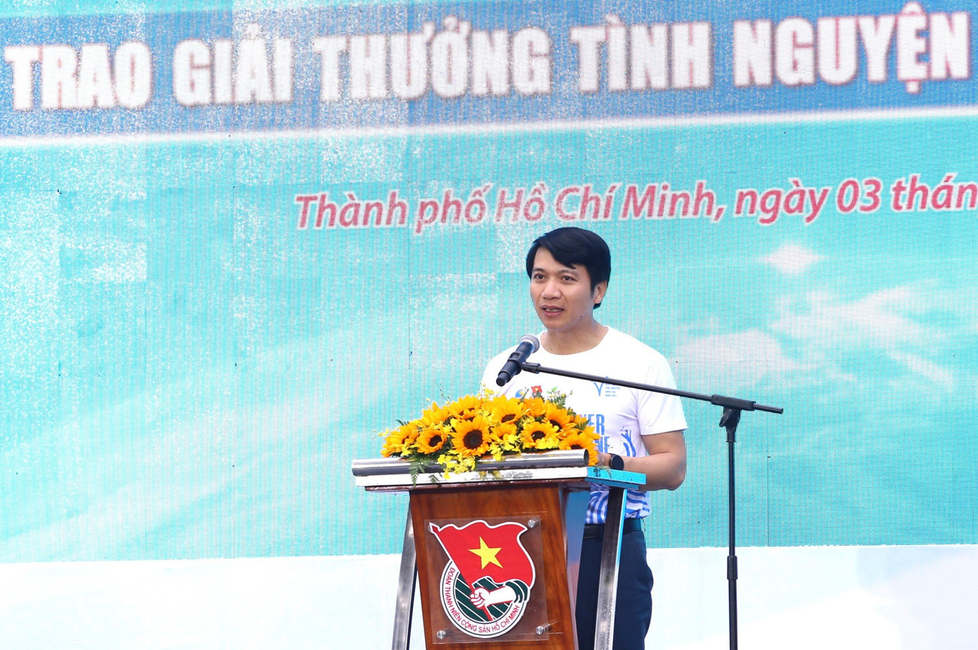 Anh Nguyễn Ngọc Lương, Bí thư thường trực T.Ư Đoàn TNCS Hồ Chí Minh, Chủ tịch Hội LHTN Việt Nam phát biểu khai mạc ngày hội. Anh Nguyễn Ngọc Lương, Bí thư thường trực T.Ư Đoàn TNCS Hồ Chí Minh, Chủ tịch Hội LHTN Việt Nam phát biểu khai mạc ngày hội.
