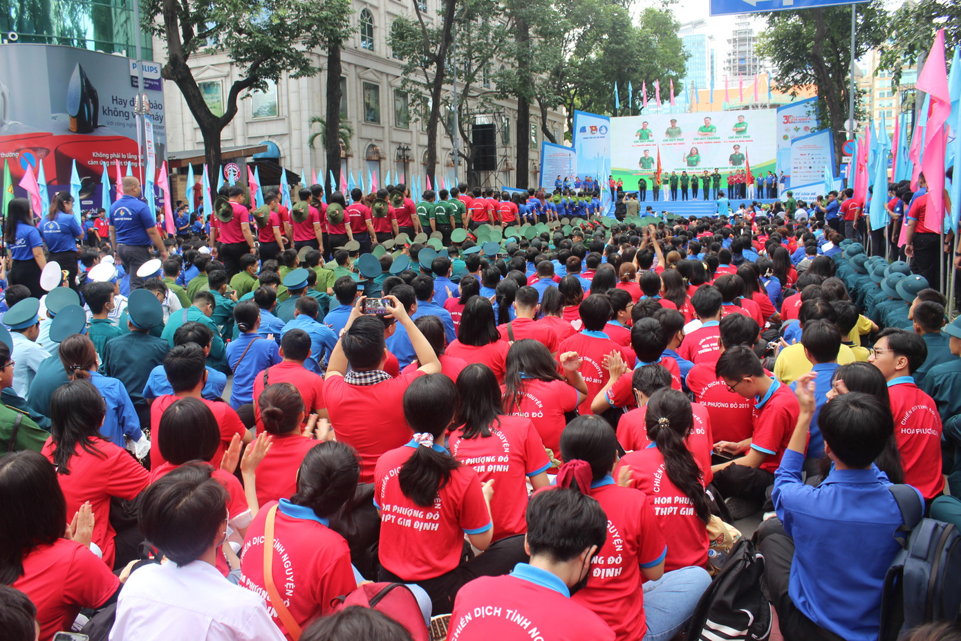 Rất đông các bạn sinh viên có mặt tại Lễ ra quân.