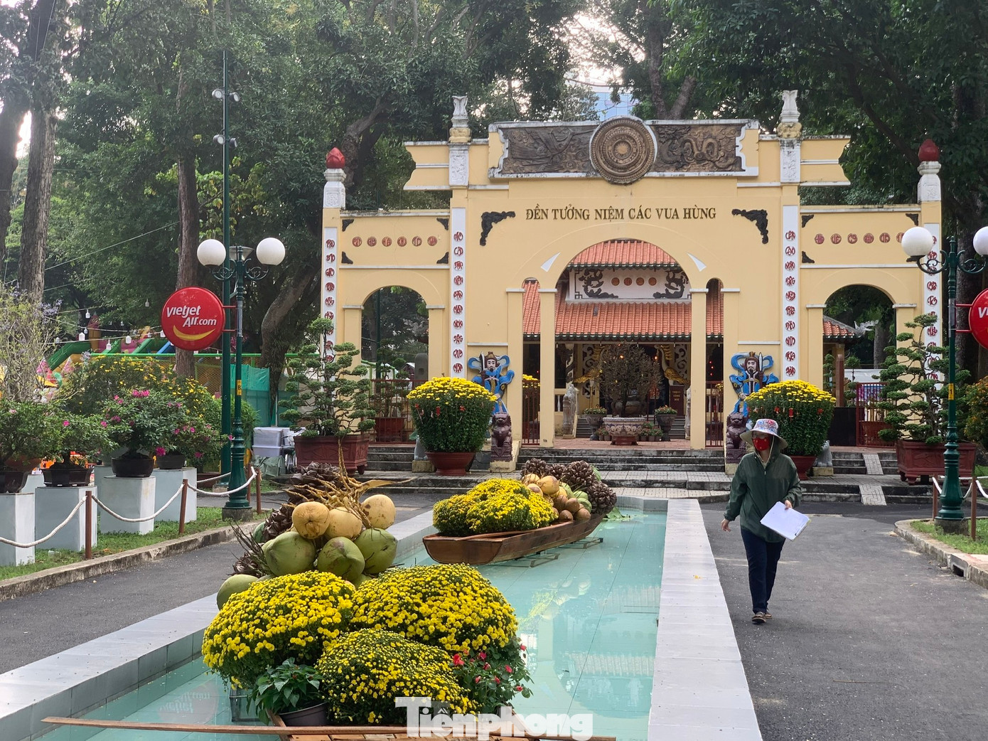 Đền Hùng bên trong công viên Tao Đàn, với các thuyền hoa được thiết kế ấn tượng. (Ảnh: Phạm Nguyễn)