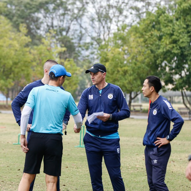 HLV Bandovic sẽ có chiếc cúp đầu tiên với CLB Hà Nội nếu đội bóng giành chiến thắng trong trận đấu với Hải Phòng ngày 29/1 tới. (Ảnh: HNFC)