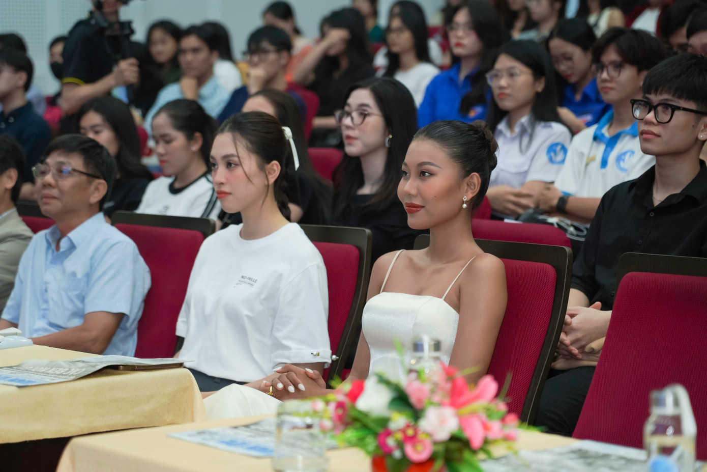 Hoa hậu Trần Tiểu Vy - Hoa hậu Việt Nam 2018, Á hậu 2 Thạch Thu Thảo - Hoa hậu các Dân tộc Việt Nam 2022 tham dự cùng chương trình.