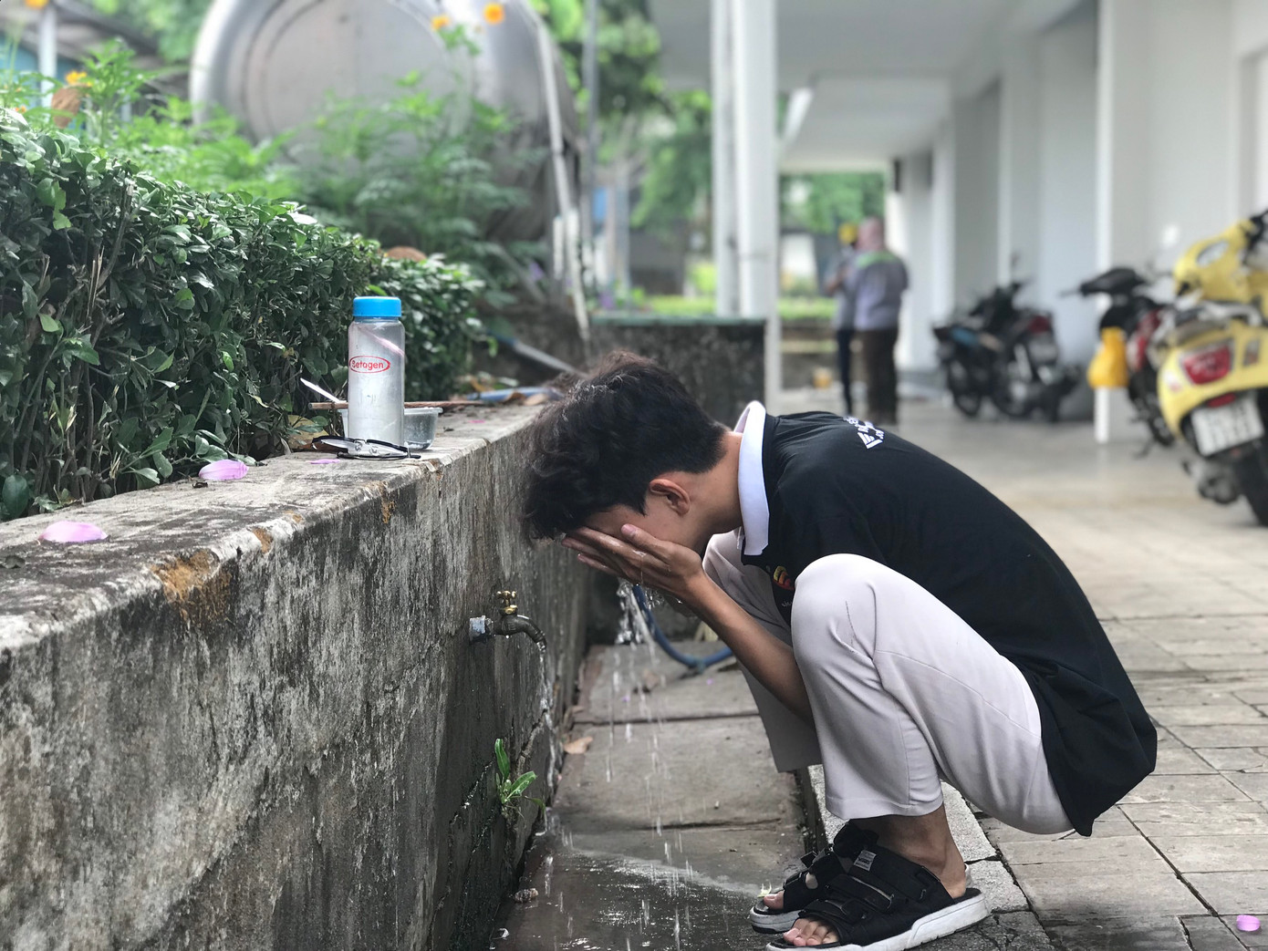 Rửa mặt thường xuyên cũng là cách mà các bạn trẻ cho rằng có thể xua tan đi nóng bức.