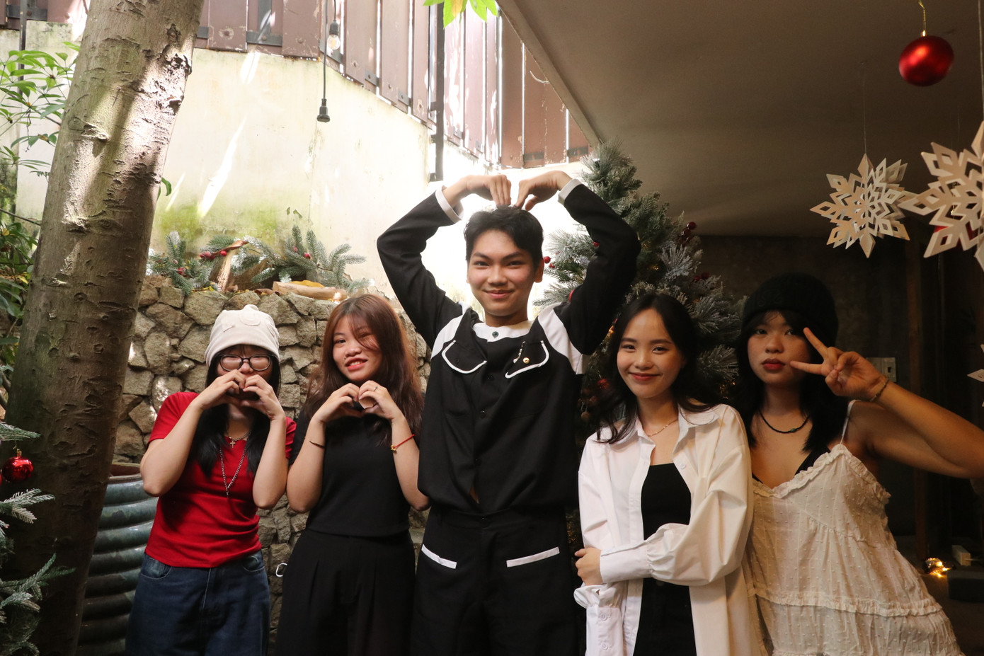 Hằng năm, nhóm bạn trẻ thường đến các quán cà phê trang trí Noel đón Giáng sinh. (Ảnh: Lan Huỳnh)