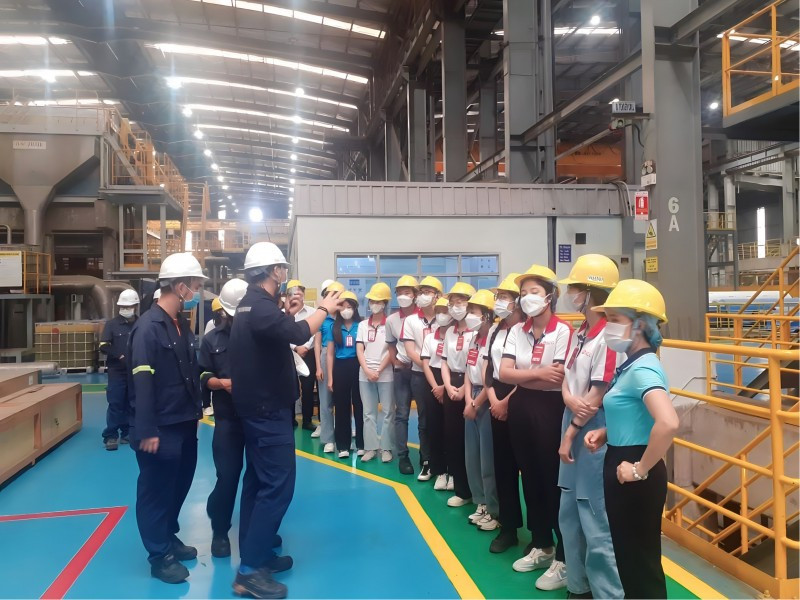 Các bạn sinh viên còn được tham gia vào chương trình đào tạo Skills For Social Innovators để hiểu được quy trình sản xuất “xanh" của một nhà máy áp dụng ESG điển hình. Các bạn sinh viên còn được tham gia vào chương trình đào tạo Skills For Social Innovators để hiểu được quy trình sản xuất “xanh" của một nhà máy áp dụng ESG điển hình.