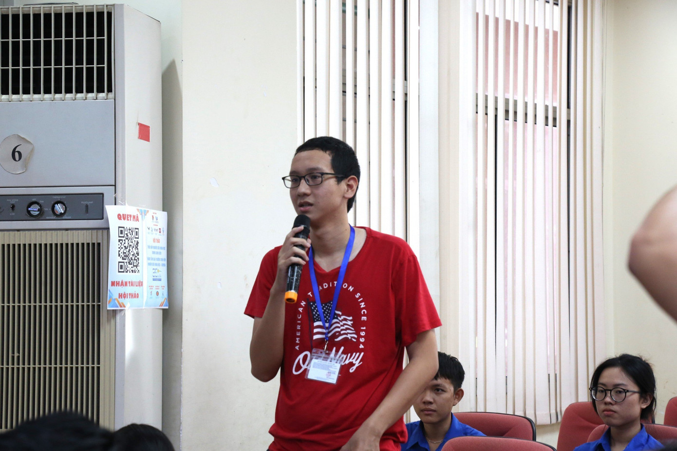 Sinh viên đóng góp ý kiến tại Hội thảo. Sinh viên đóng góp ý kiến tại Hội thảo.