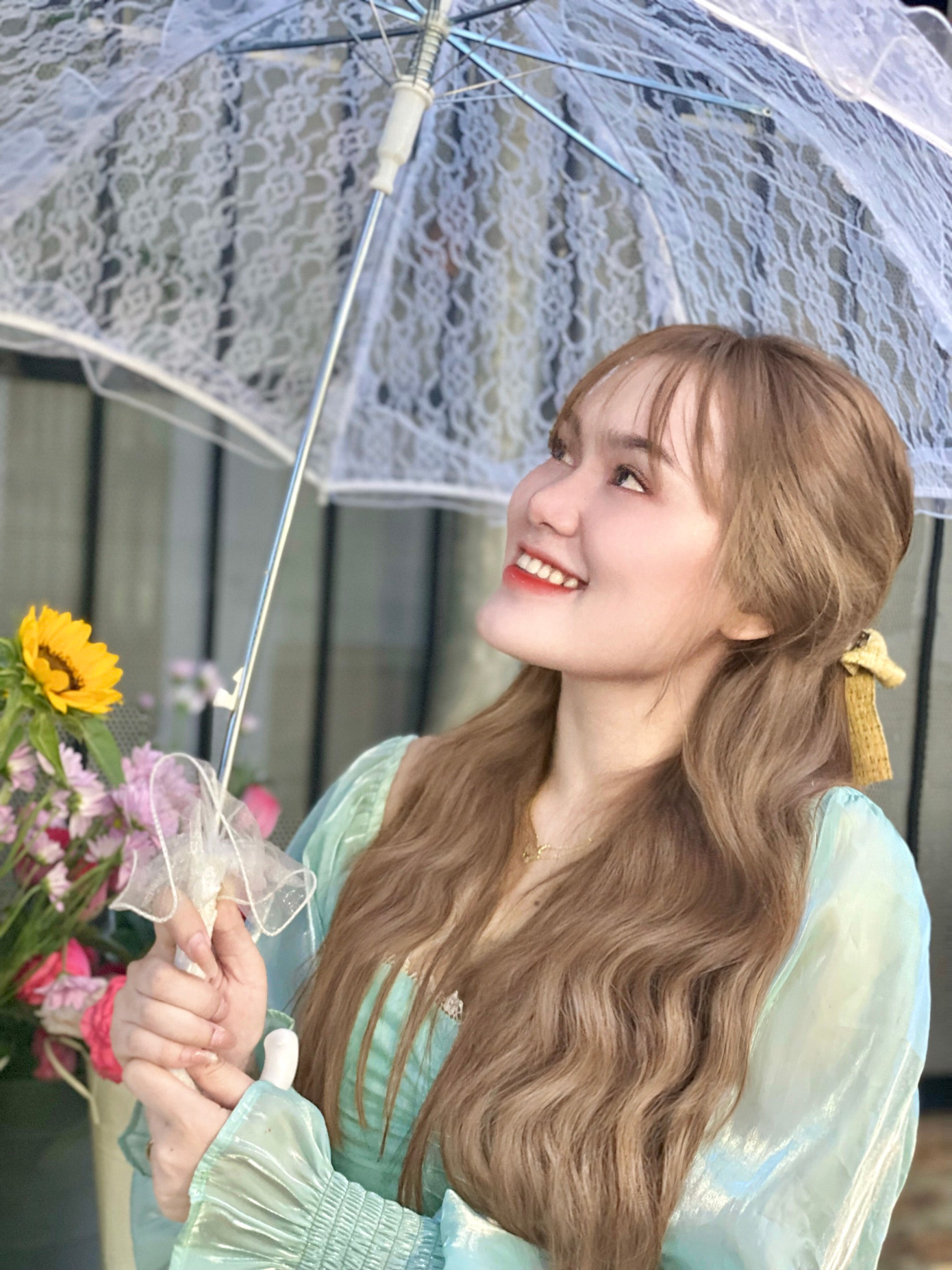 Một bạn trẻ chụp hình tại không gian xe cà phê hoa.