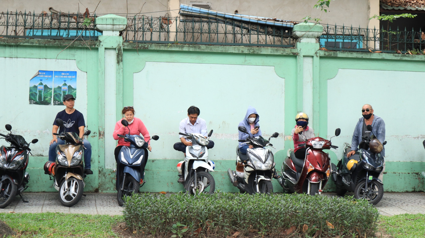 Nhiều phụ huynh đã đậu xe trên vỉa hè để chờ con.