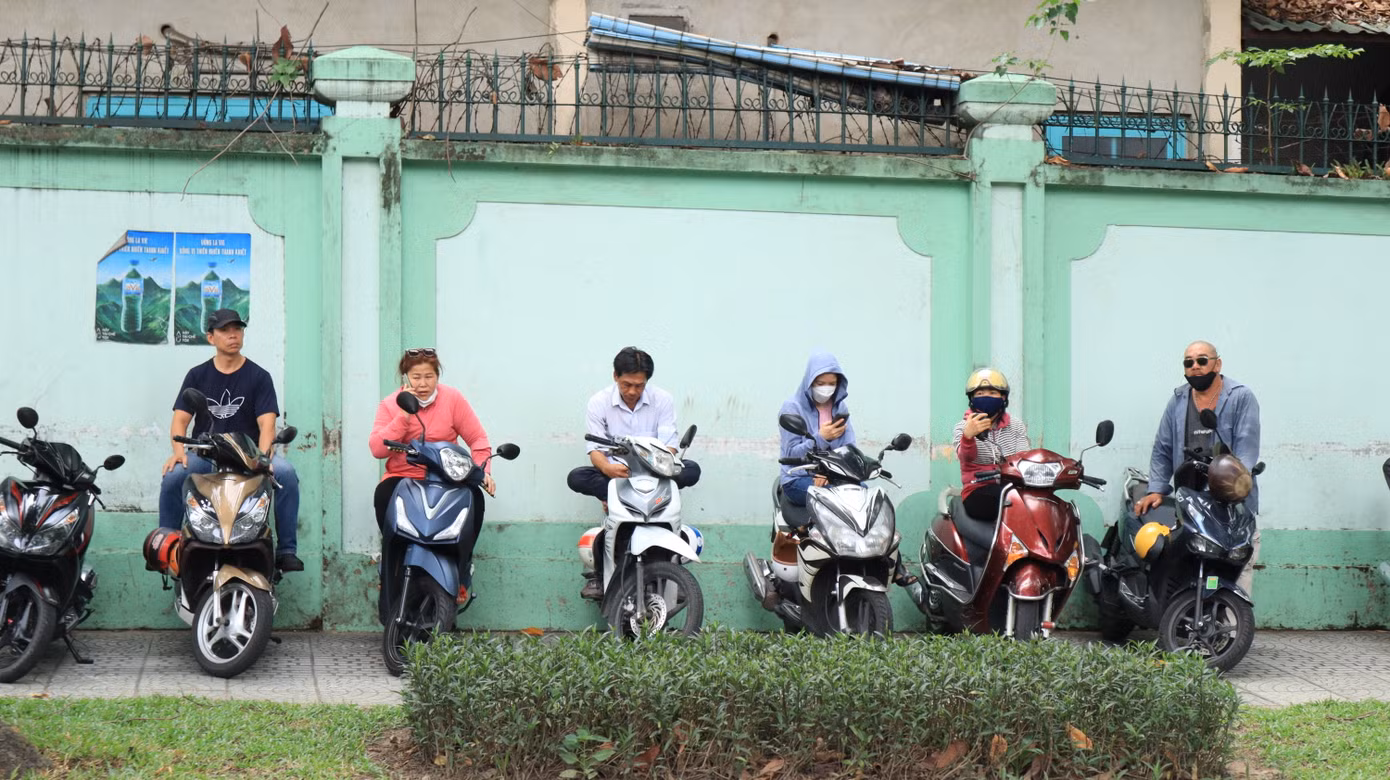 Nhiều phụ huynh đã đậu xe trên vỉa hè để chờ con.